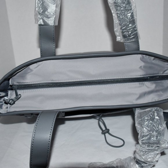 Thirty One commenter Quilted Tote in Whisper Grey NWT - Picture 3 of 7